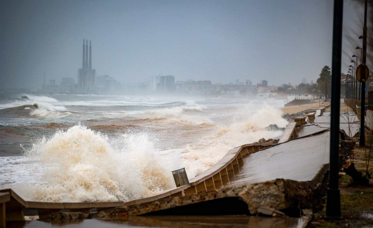La mar destrossa Badalona: imatges d'un passeig marítim irreconeixible