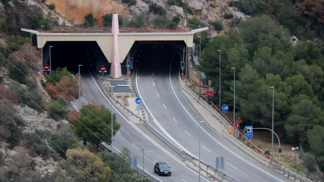 Aixecades les barreres dels túnels del Garraf per a facilitar la mobilitat