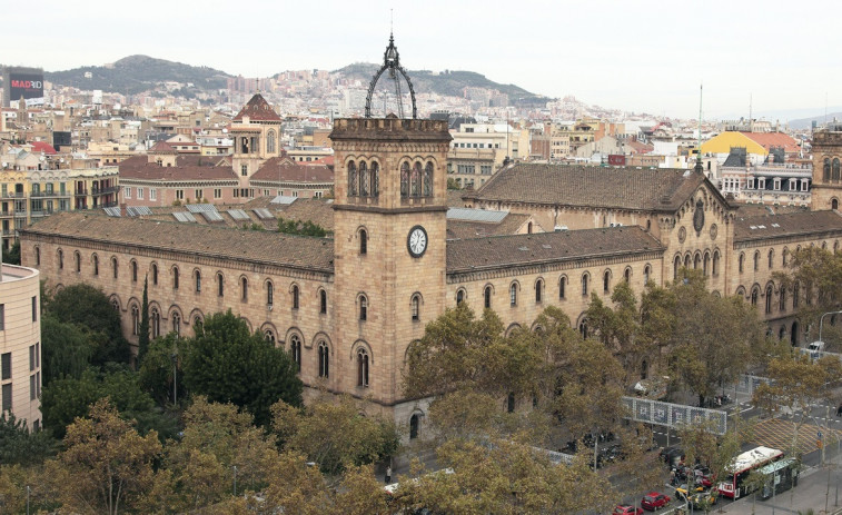 Les universitats de Catalunya suspenen i reprogramen classes davant la crisi de Rodalies