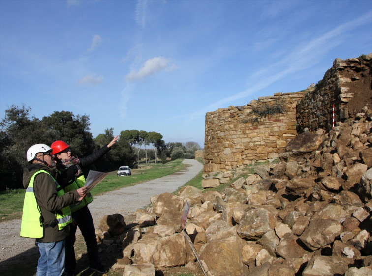 Es derrumbra una part de la muralla d'Ullastret després del temporal Harry