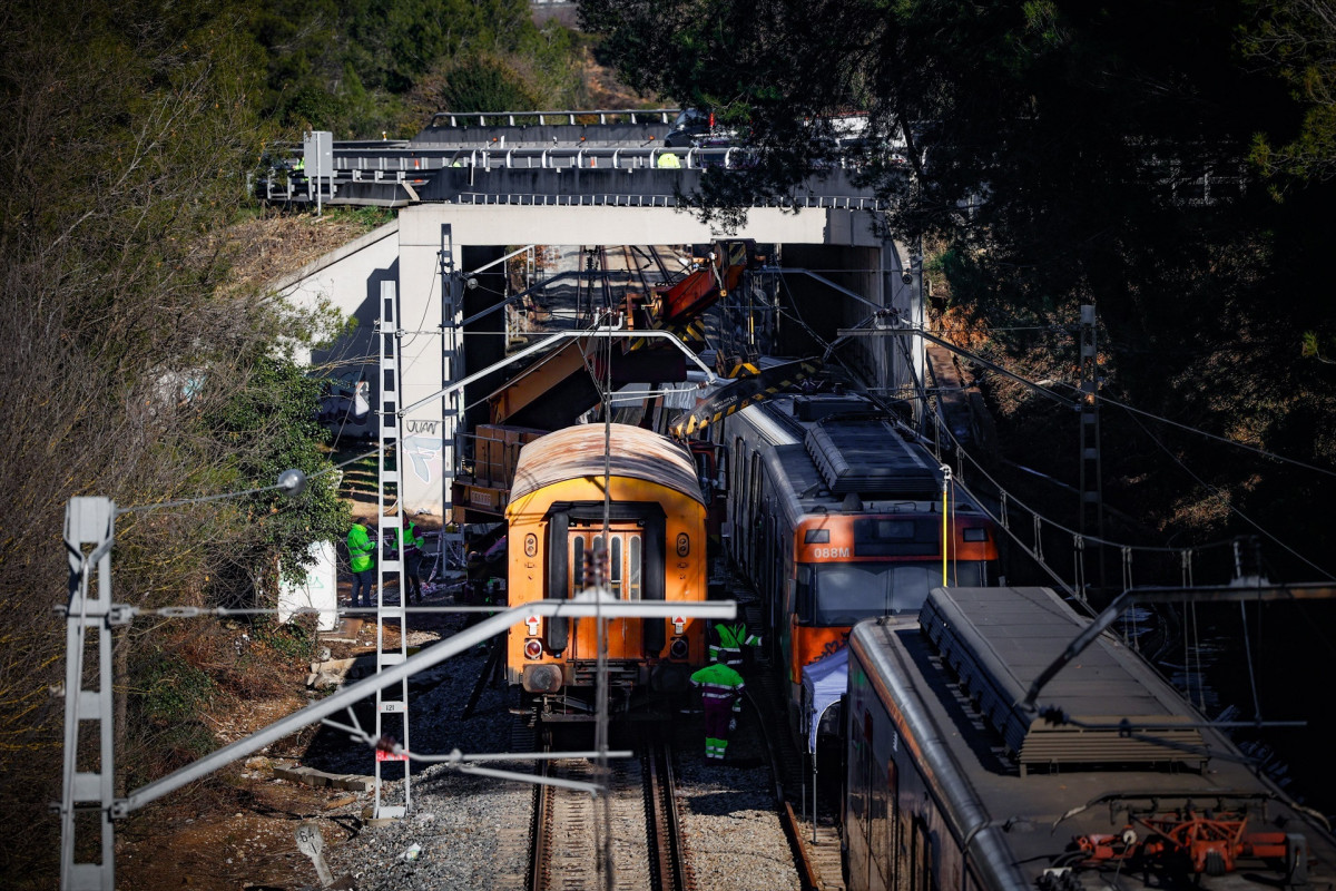 EuropaPress 7236688 operarios trabajan retirada tren rodalies accidentado estaciones sant