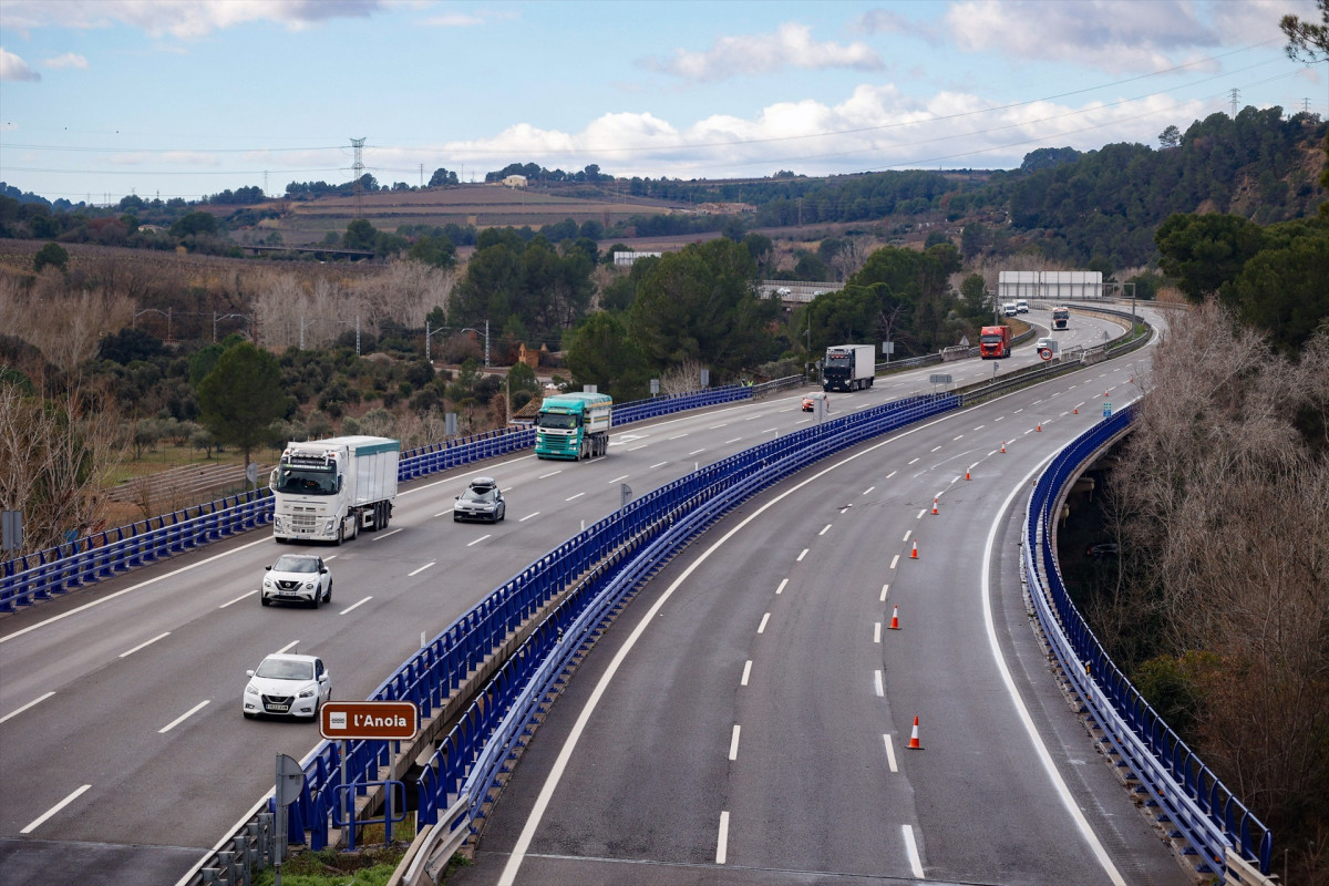 EuropaPress 7236108 vehiculos circulan ap 7 sufrido cortes accidente tren estaciones sant