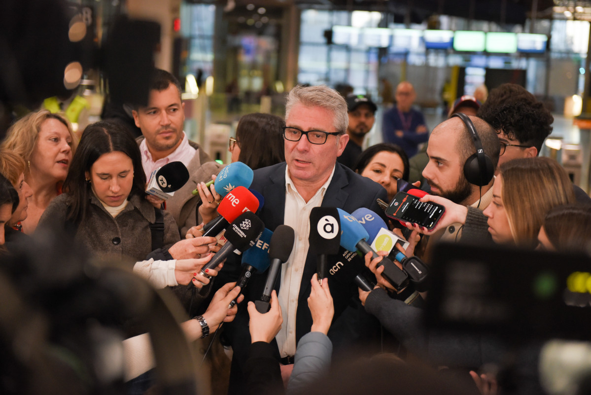 EuropaPress 7238393 portavoz renfe cataluna antonio carmona atiende medios estacion sants 23