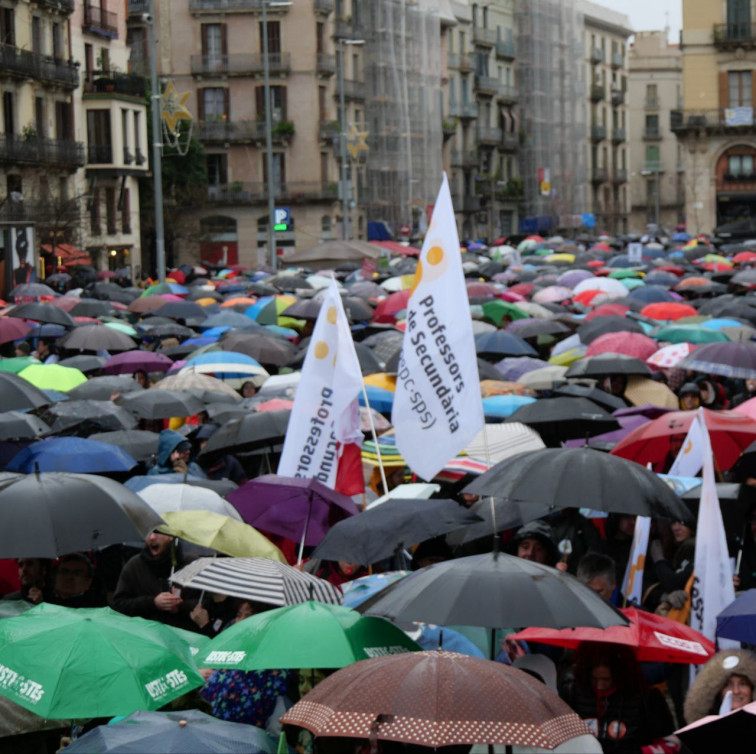 Milers de docents exigeixen a Barcelona millors salaris i condicions laborals en una massiva protesta