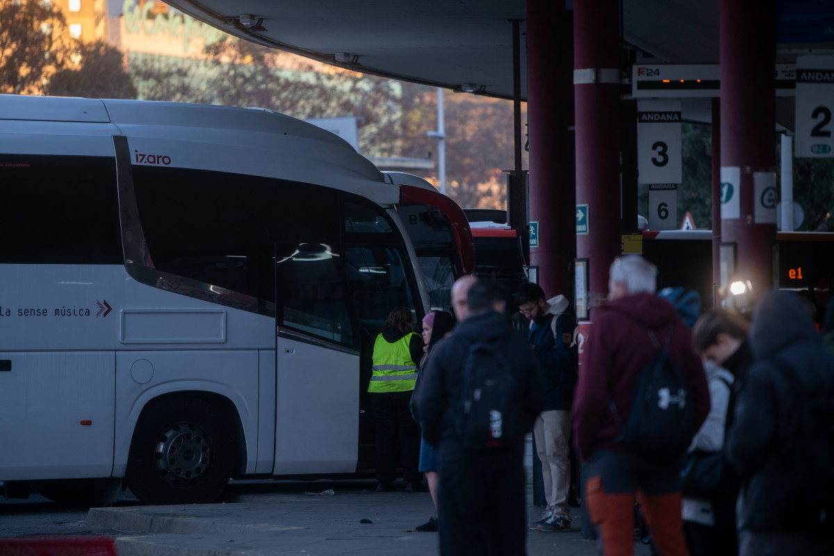 EuropaPress 7238141 varias personas esperan coger autobus estacion fabra puig 23 enero 2026
