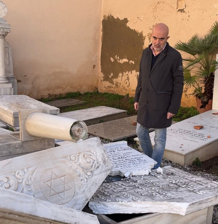 Sirera exigeix la reobertura dels cementiris jueus amb vigilància després dels atacs vandàlics en les Corts