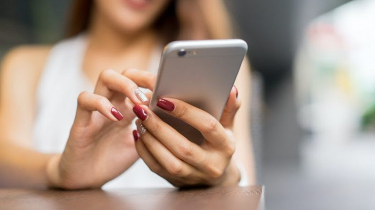 Alerta de la OCU: anuncis enganyosos porten a telèfons 807 amb càrrecs de fins a 50 euros