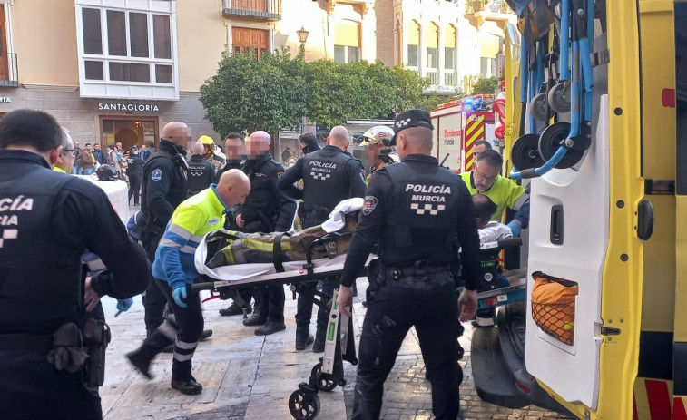 Un bomber es cala foc en una plaça del centre de Múrcia