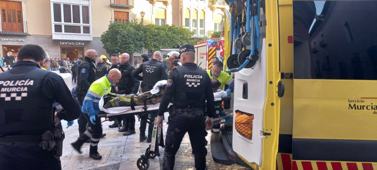 Un bomber es cala foc en una plaça del centre de Múrcia