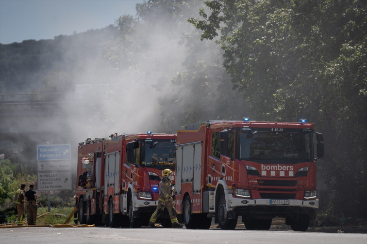 VÍDEO | Tretze dotacions de Bombers treballen en un incendi d'una nau a Sabadell