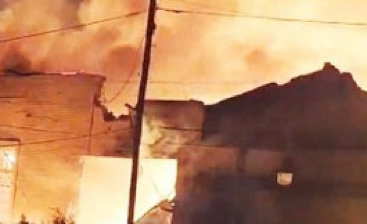 Fort explosió i incendi a Buenos Aires: una fàbrica de Sant Ferran queda embolicada en flames