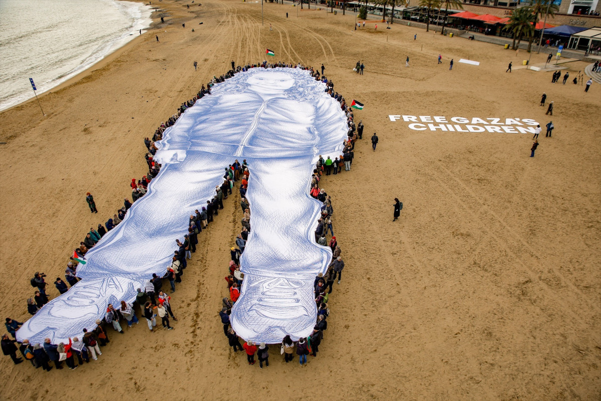 EuropaPress 7253185 despliegue lona 1000m2 retrato nina fallecida gaza 29 enero 2026 barcelona