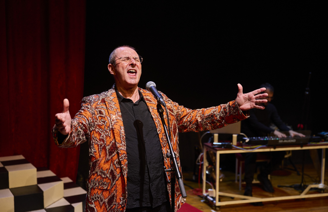 Oriol Grau en La mare, el domini i jo, en la sala Versus Glòries