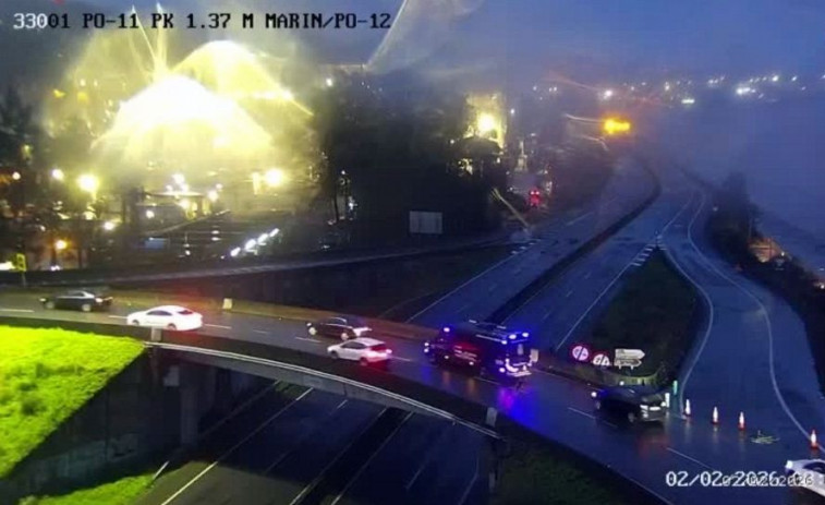 Alerta taronja a Galícia: La mar després de les pluges inunda l'autovia entre Pontevedra i Marín