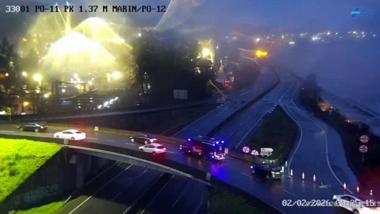 Alerta taronja a Galícia: La mar després de les pluges inunda l'autovia entre Pontevedra i Marín