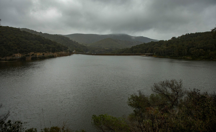 Els embassaments de Catalunya freguen el ple: les pluges disparen les reserves d’aigua