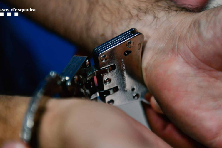 Un home amb 50 antecedents penals intenta robar a una àvia a L'Hospitalet: així la van salvar els seus veïns