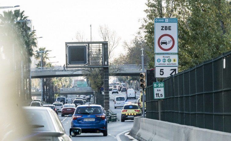 Barcelona suspèn la Zona de Baixes Emissions indefinidament pel caos a Rodalies