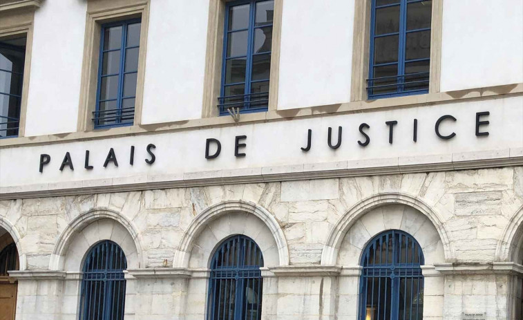 Imputen a deu homes a França per violar a un nen de 5 anys després d'acordar-ho amb el seu pare