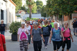 La gente mayor de Sant Joan Despí retoma los paseos semanales para fomentar el envejecimiento activo