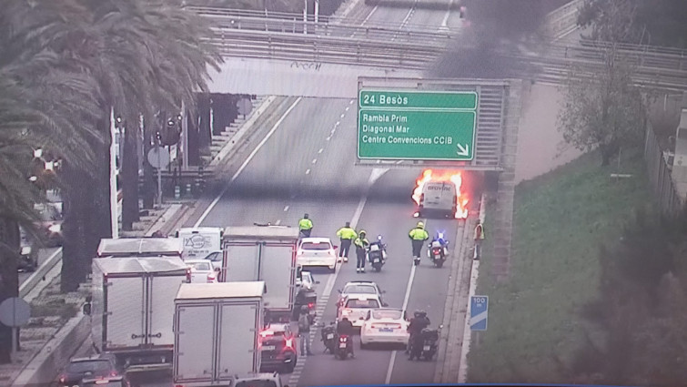 Caos circulatori a la Ronda Litoral per l'incendi d'una furgoneta: 4,5 quilòmetres de cues