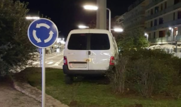 Un conductor bajo los efectos del alcohol estrella su coche contra una rotonda en Castelldefels
