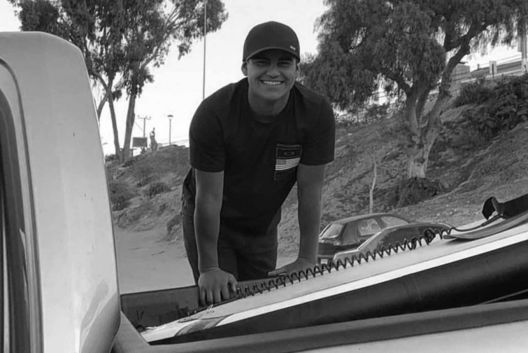 Mor als 24 anys el surfista Lucas Encina