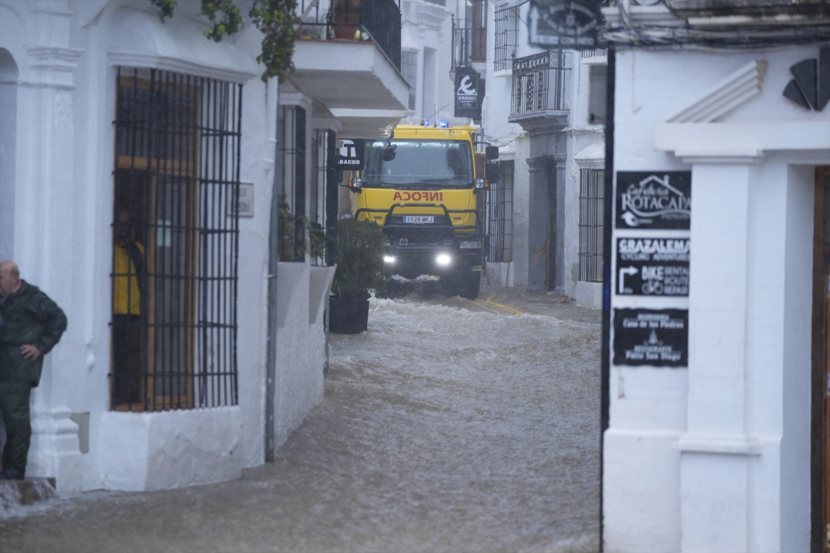 EuropaPress 7265803 distintos cuerpos bomberos trabajan labores achique agua calles vivendas