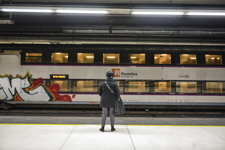 Viajeros cogen un tren de rodalies, en la estación de Sants, a 23 de enero de 2026, en Barcelona, Catalunya (España).