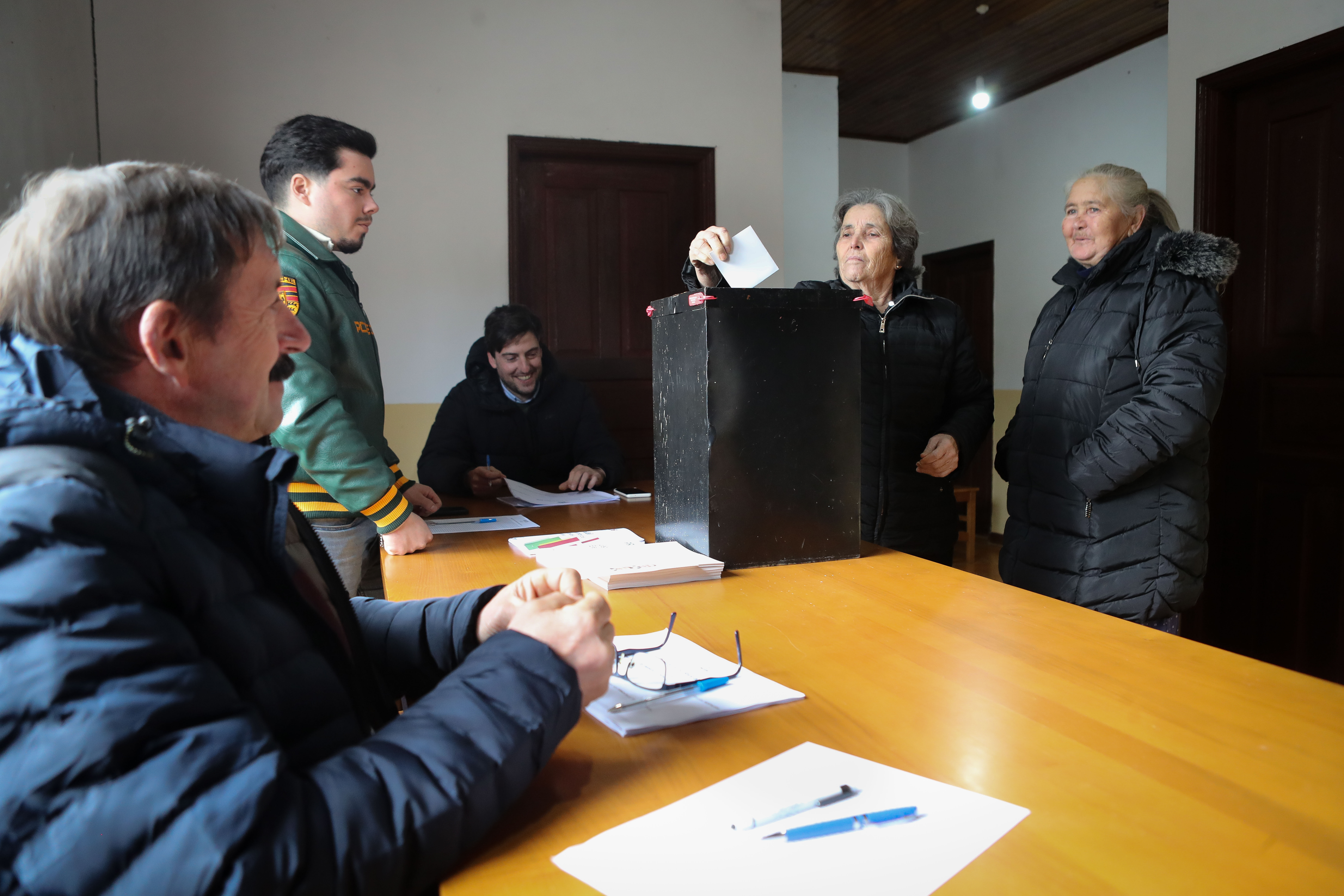 EuropaPress 7275092 ciudadanos portugueses ejercen derecho voto celebracion segunda vuelta