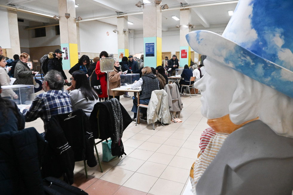 EuropaPress 7273722 aragoneses votan colegio electoral febrero 2026 zaragoza aragon espana