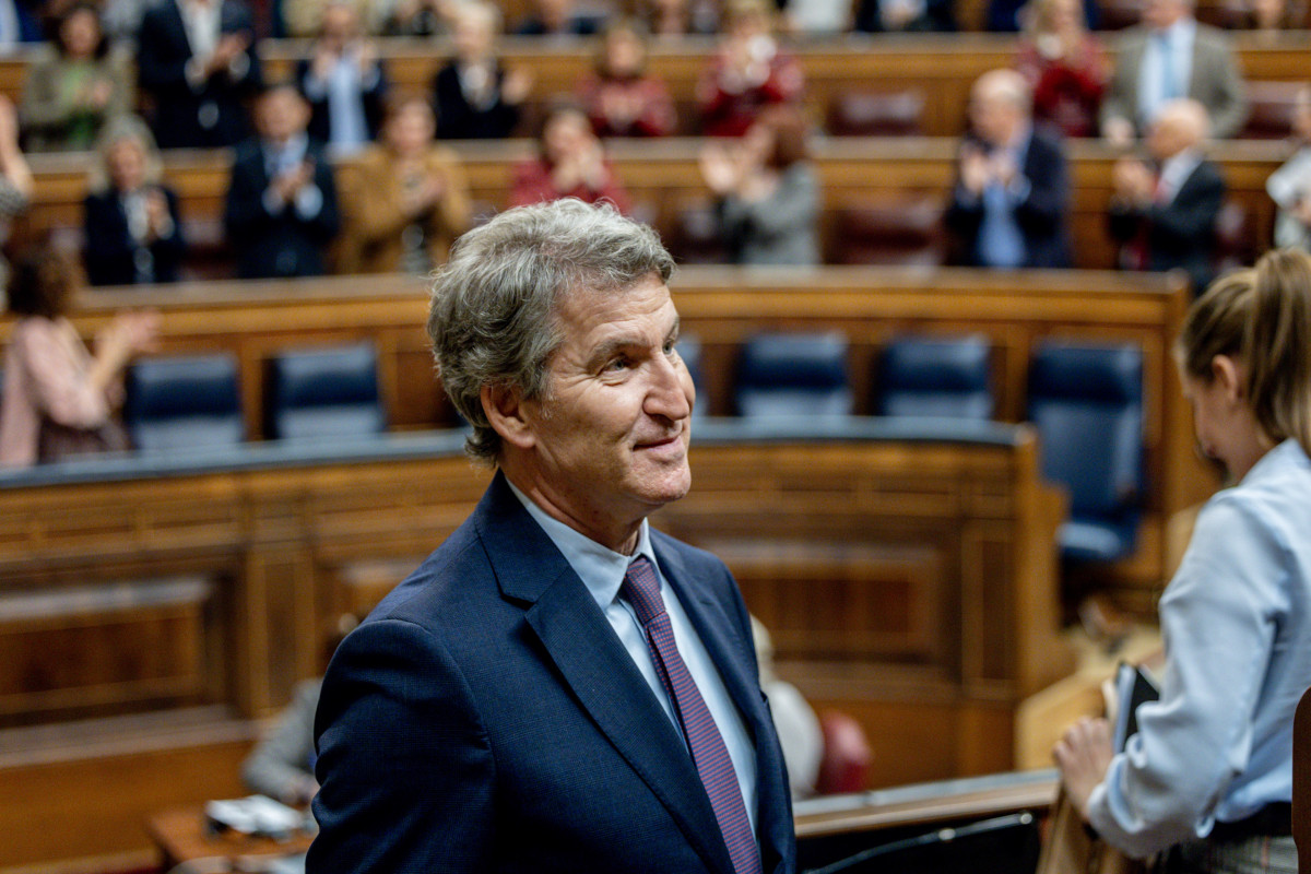 Archivo - El presidente del PP, Alberto Núñez Feijóo, durante una sesión plenaria en el Congreso, a 11 de diciembre de 2025, en Madrid (España).