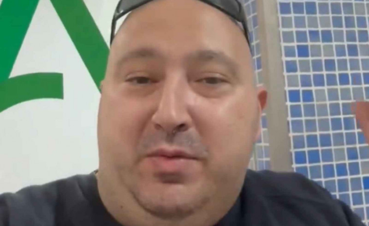 VÍDEO | “Un figurant de Torrente”: polèmica per l'espectacle d'un ultra a un centre de salut d'Almeria