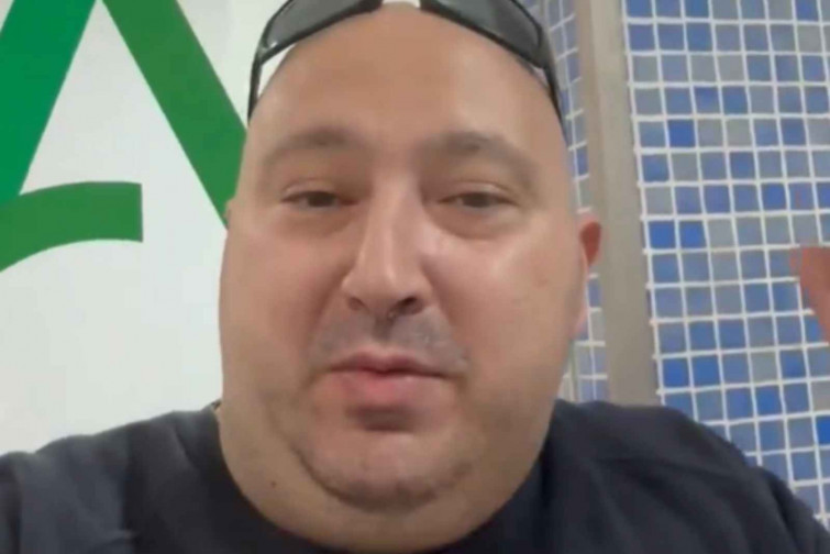 VÍDEO | “Un figurant de Torrente”: polèmica per l'espectacle d'un ultra a un centre de salut d'Almeria