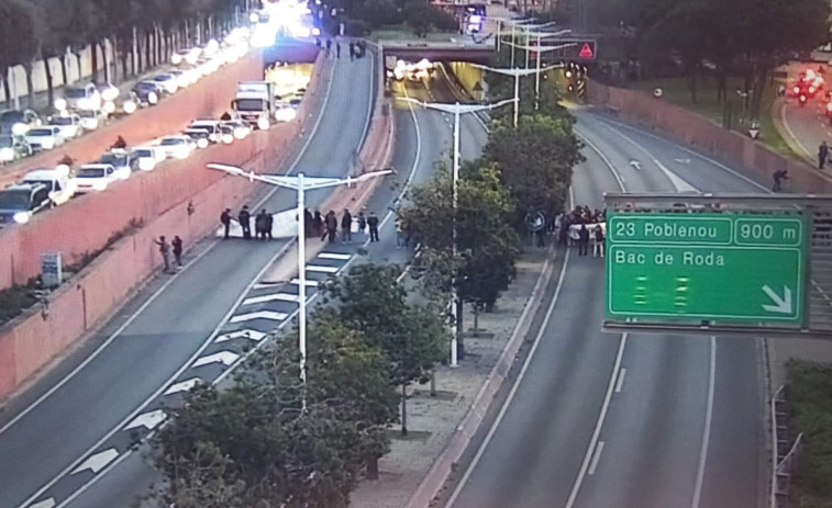 La vaga de docents col·lapsa Catalunya amb talls a carreteres i càrregues policials