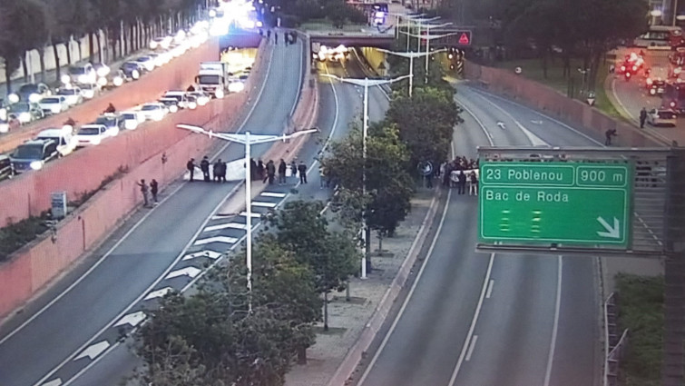 La vaga de docents col·lapsa Catalunya amb talls a carreteres i càrregues policials