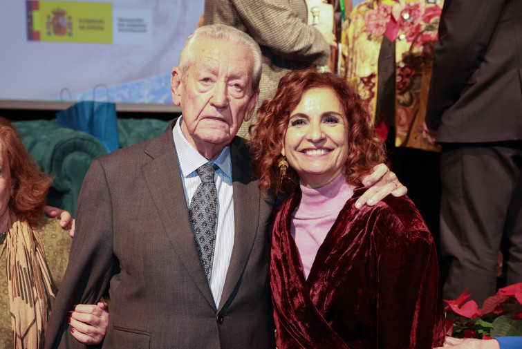 Archivo - El expresidente de la Junta y presidente de honor del PSOE-A, Rafael Escuredo, con la vicepresidenta y ministra de Hacienda y líder del PSOE andaluz, María Jesús Montero, en una imagen de