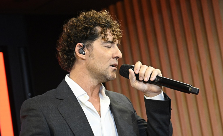 Els concursants del primer Operación Triunfo donen suport a David Bisbal en el seu pitjor moment