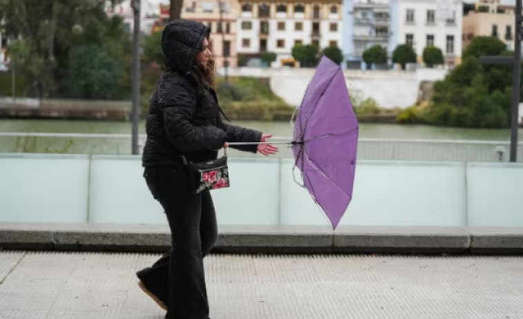 El temporal deixa 25 atesos pel SEM i cinc traslladats a l'hospital a Catalunya