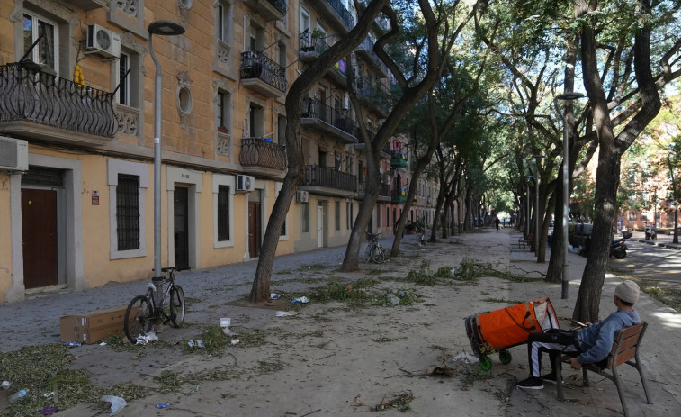 El temporal de vent deixa 11 ferits a Barcelona: una dona es troba en estat crític