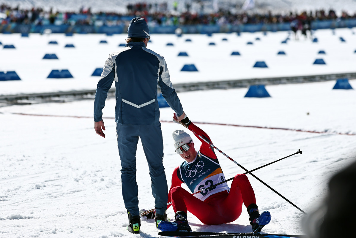 EuropaPress 7290519 13 february 2026 italy tesero norways johannes hosflot klaebo helps his