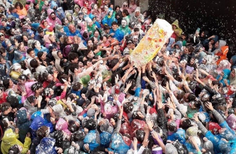 Vilanova i la Geltrú celebra un Carnaval històric amb desfilades, caramels i enterrament de la sardina