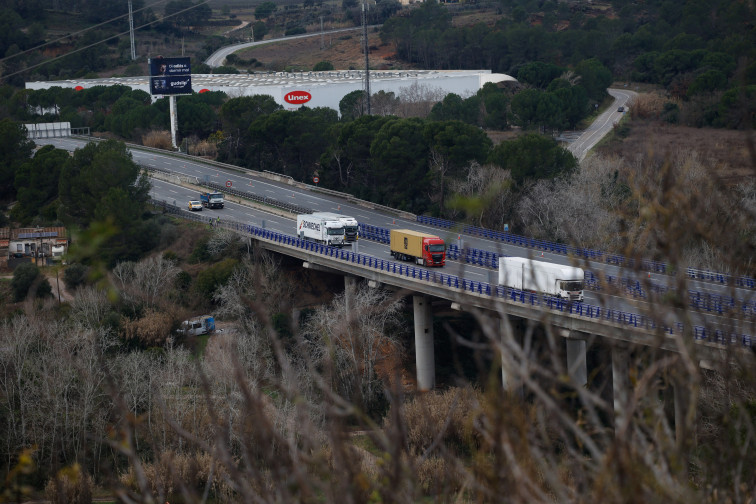 La bolcada d'un camió manté tancada la AP-7 a l'Hospitalet  de l'Infant