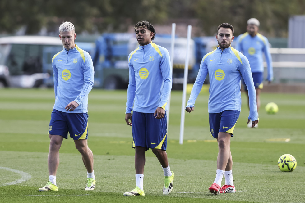 EuropaPress 7295519 dani olmo lamine yamal and eric garcia during the training day of fc