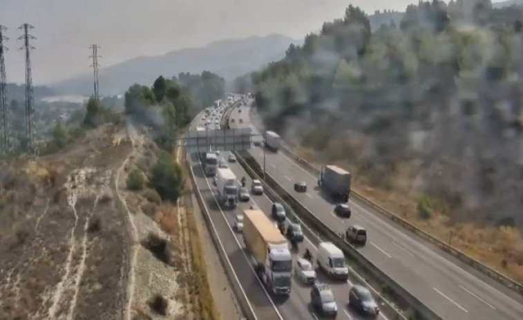 Un camió bolcat talla la C-35 a la Roca del Vallès i obliga a desviaments cap a Cardedeu