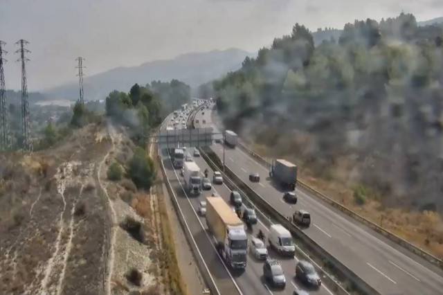 Un camió bolcat talla la C-35 a la Roca del Vallès i obliga a desviaments cap a Cardedeu