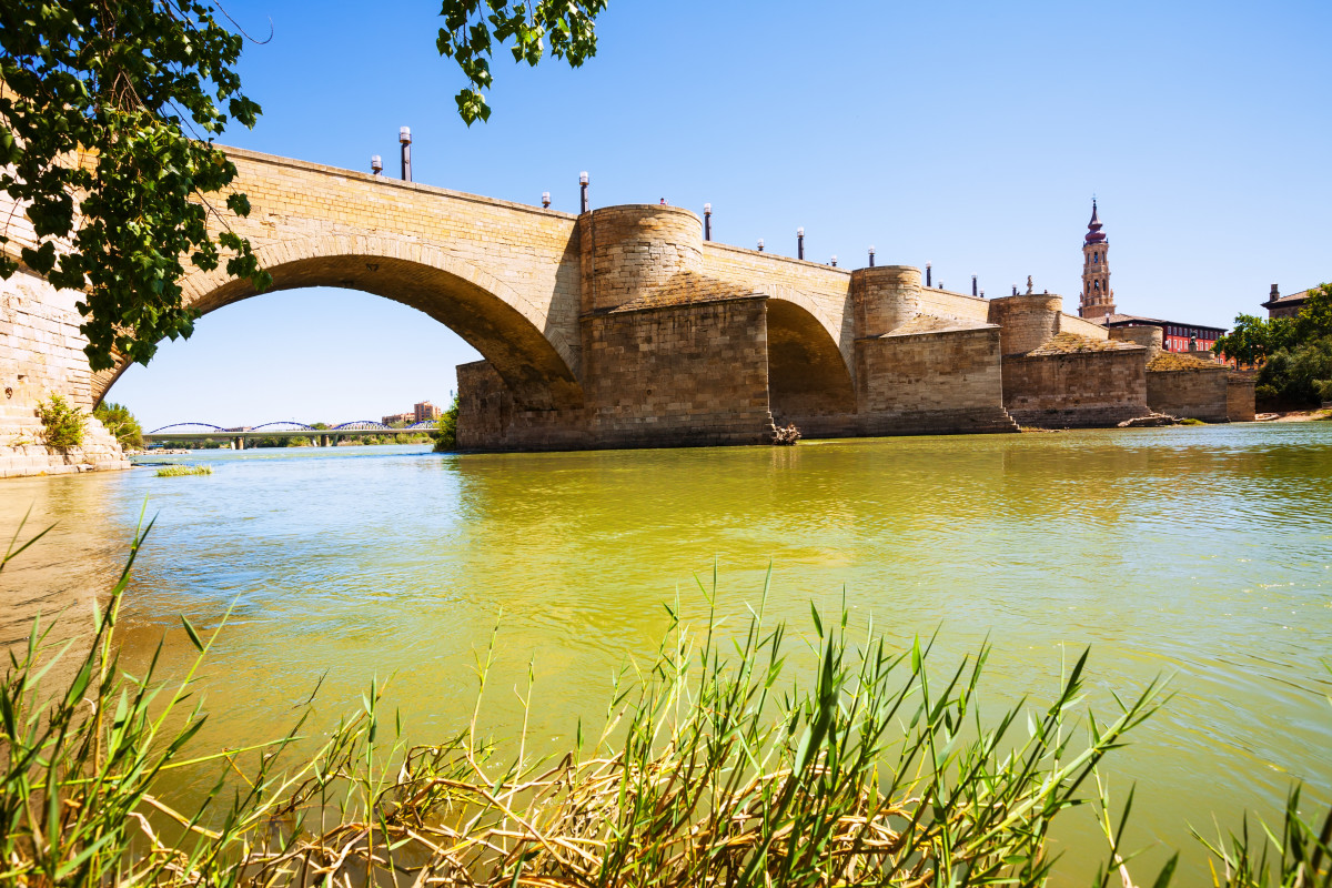 Puente de piedra zaragoza sunny day