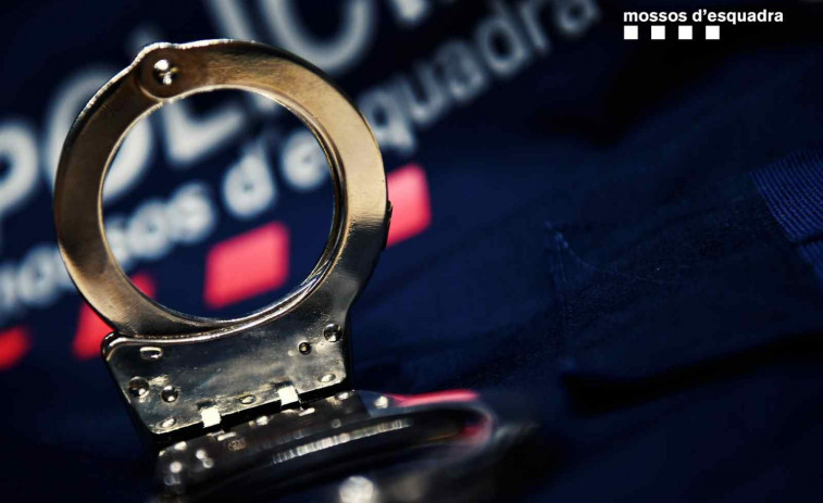 Detenen a un entrenador de futbol de Terrassa per demanar contingut pornogràfic a menors