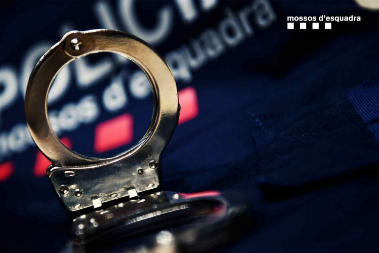 Detenen a un entrenador de futbol de Terrassa per demanar contingut pornogràfic a menors