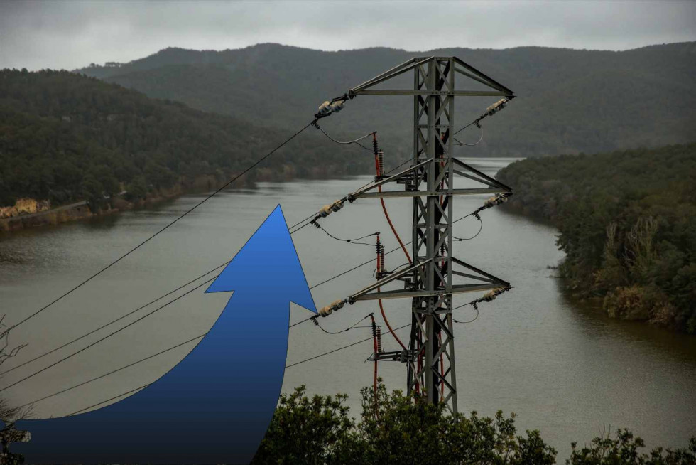 Vista del embalse de Foix al 100% de su capacidad, a 19 de marzo de 2025, en Castellet y Gornal, Barcelona, Catalunya
